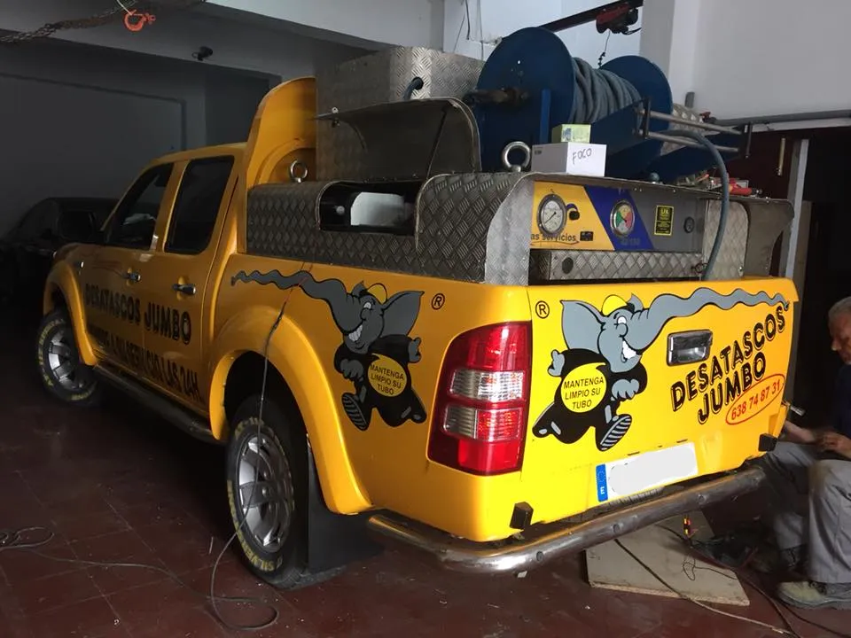 Rotulación de vehículos realizados e instalados por Luminosos Canarias